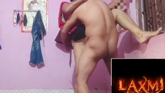 美丽的印度继母在一场...