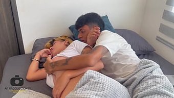 害羞的继妹在自制视频...