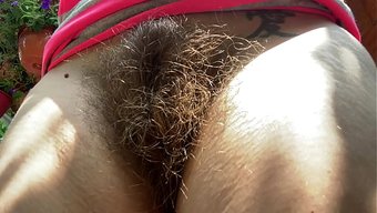 超级浓密的骚逼在户外...