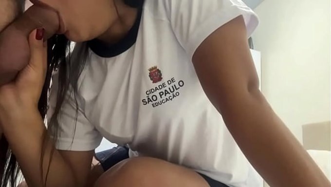 一个学生把她的屁股给了离家出走的老师