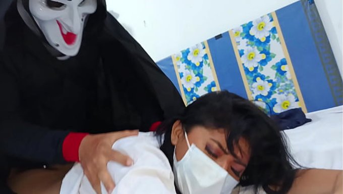 万圣节的黑暗让我吓坏了,于是我肛交