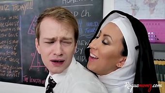 学生成为成熟女人的性奴隶