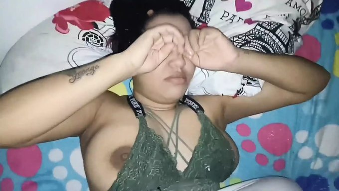 拥有大自然乳房的业余美女与朋友的大鸡巴享受铁杆性爱