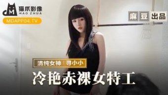 一个可爱的亚洲少女被...