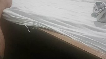 印度妻子的大乳头和尿...