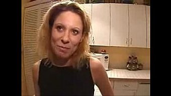 熟女被工友用手指刺激并口交