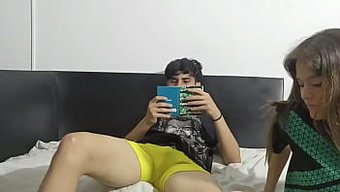 渴望取悦我,她开始吮...