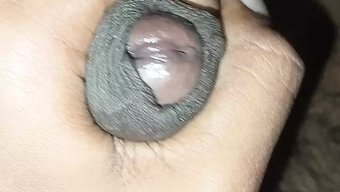 与学生在自制视频中进...