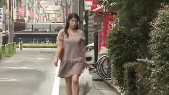 日本美熟女的屁股舔和...