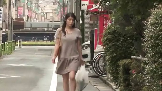 日本美熟女的屁股舔和阴道手指插入