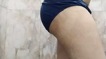 18岁的印度女孩被拉...