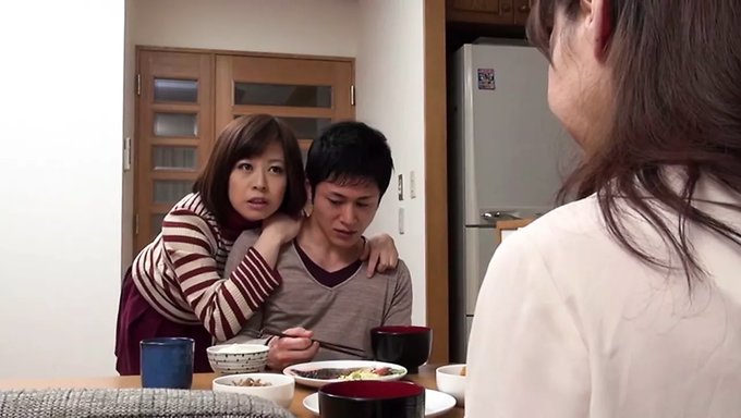 老奶奶和少女(18+)在舔屁股的动作中