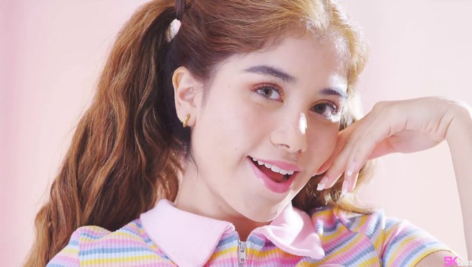 Marina Gold的紧身阴道在各种姿势中被大鸡巴操