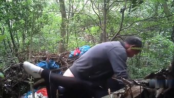 年轻的伴游者在野外被...