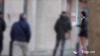 牛仔女孩在公共场合骑...