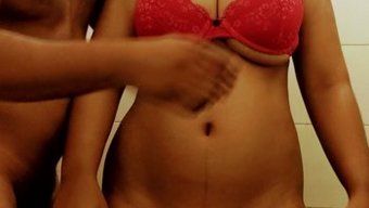 穆斯林女孩紧致乳头的...