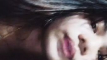 亚洲女学生的激烈自慰会话