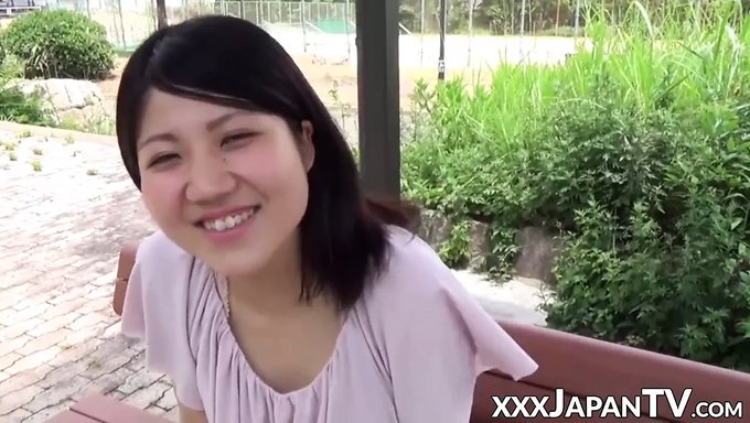 与喷水的日本美女的公共自慰会话
