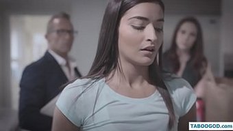 年轻的侄女与她的叔叔...