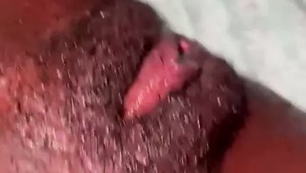 黑人少女的阴道在激烈...