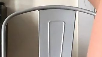 少女在自制视频中用性...
