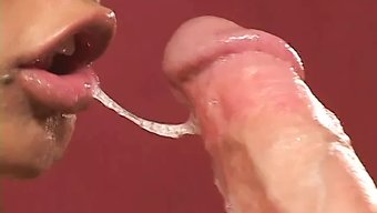 惊人的亚洲美女让她紧...