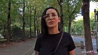 德国童军和丰满的少女...