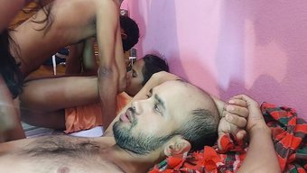 两个女孩和两个男孩的...