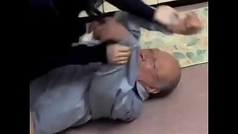 熟女和老男人进行热辣的性爱