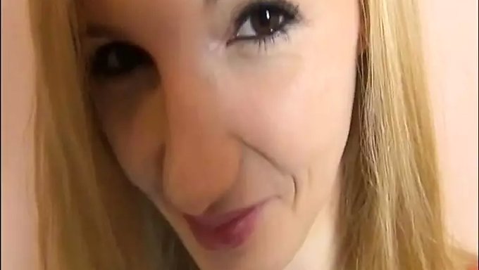 年轻的捷克宝贝kristyna的第一次性爱自制视频