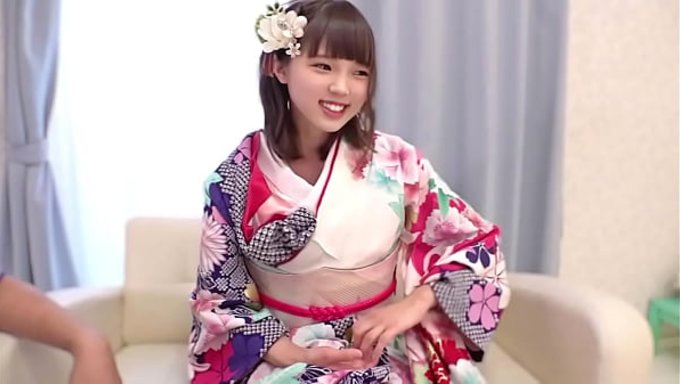 一个20岁的g罩杯女孩的大天然奶子被拍了下来。