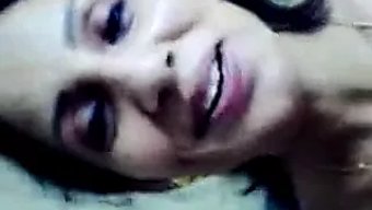 印度熟女接受足交和口交