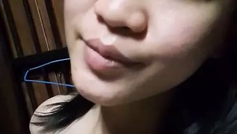亚洲女孩在这个独奏视...