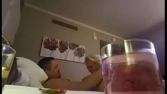 与tinder荡妇的...