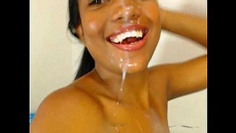 18+ 拉丁裔少女从...