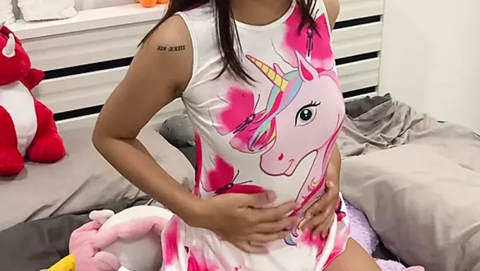 少女(18+)紧致的阴道变得淘气