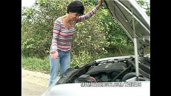 成熟女人和年轻男人在...