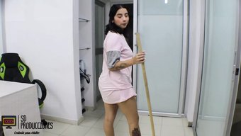 18岁的女孩被继妹玩...