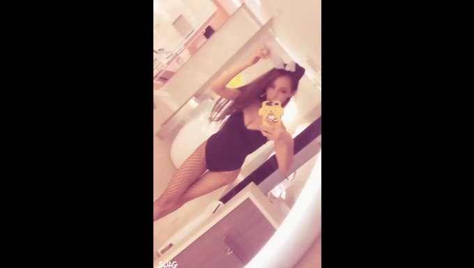 年轻的亚洲女孩被老师用激烈的性爱惩罚