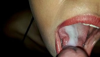 苏茜的拉丁裔身体被大...