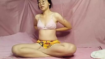 自制亚洲女孩在摄像机...
