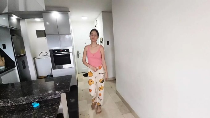 欧洲继父给他的继女口交并打她的屁股