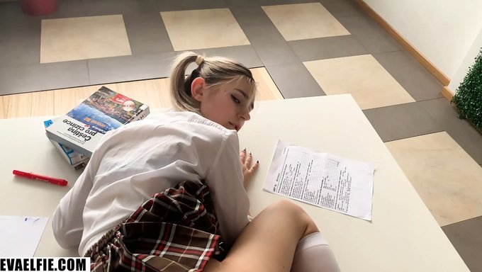 Eva Elfie在这个色情视频中展示她的口交技巧