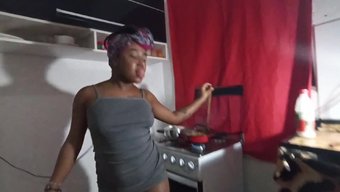 黑人少女在这个口交和...