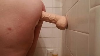 体验巨大的肛交玩具与...