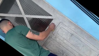 送货员做了他的工作,...