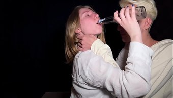 大胸的棕发美女在家庭...