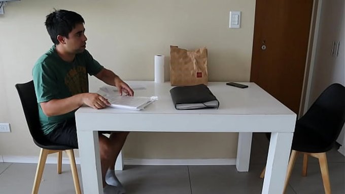 我最好的朋友的男朋友在她外出时钻了我的屁股