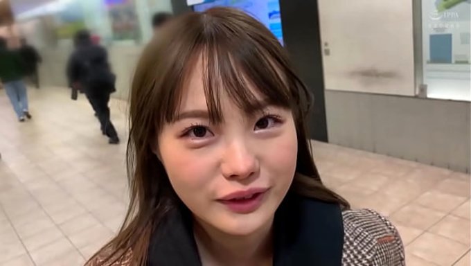 日本萝莉ichika Matsumoto把剃得干干净净的小骚逼弄湿了,还被狠狠操了一顿。