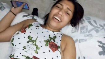 在工作中与性感的棕发...